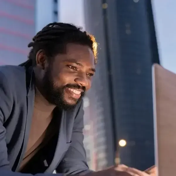 man-in-city-with-laptop-business-at-night-r6h82ekbeh3vk1k2wcalnunaoq12m42c15ywrnwga8 (1)